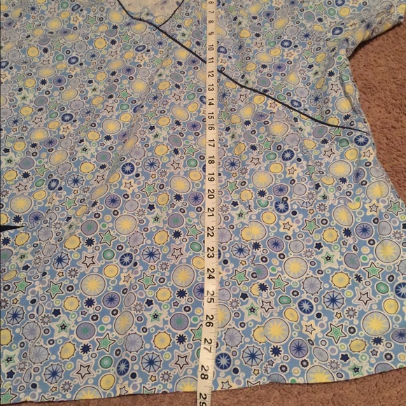 Assorted women’s XL scrub tops - Picture 6 of 7